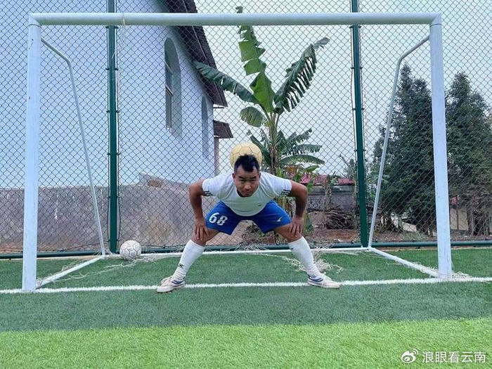 养牛、巡边、踢足球,他一样不差!